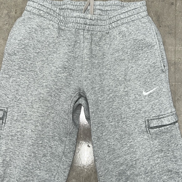 **SOLD** Men’s Medium Nike Thick Gray Cargo Sweats w/White Embroidered Nike - Picture 5 of 9